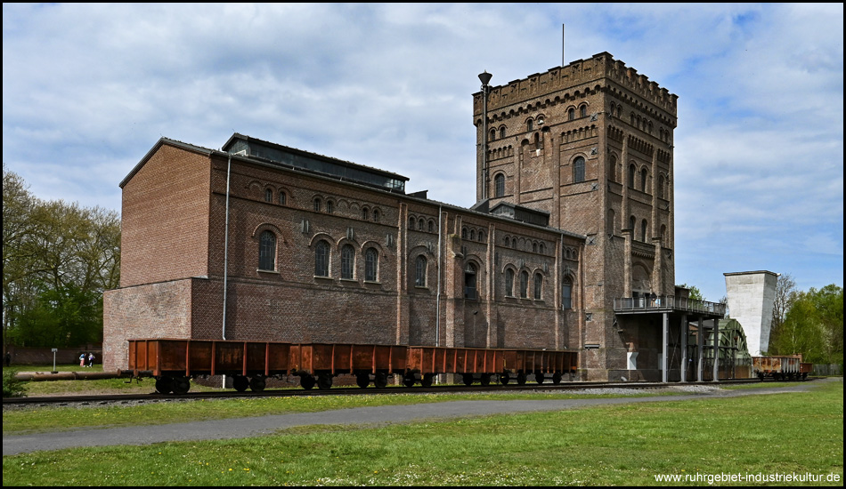 Eisenbahnwaggons vor dem Gebäude der Zeche Hannover