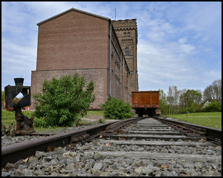 Ein Eisenbahnwaggon auf rostigen Schienen