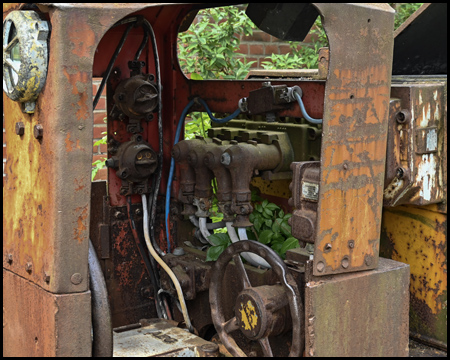 Rostiger Führerstand einer Grubenbahn-Lokomotive