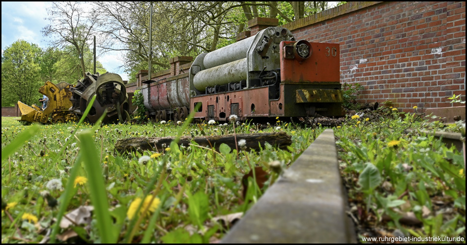 Kleine Ausstellung von Loren und Grubenbahnen an der Zechenmauer