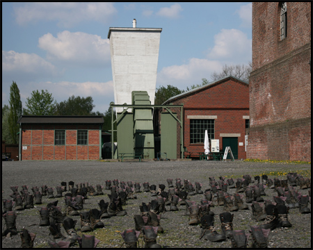 Lüftergebäude und Kunstinstallation »Fortschritt«: Schuhpaare