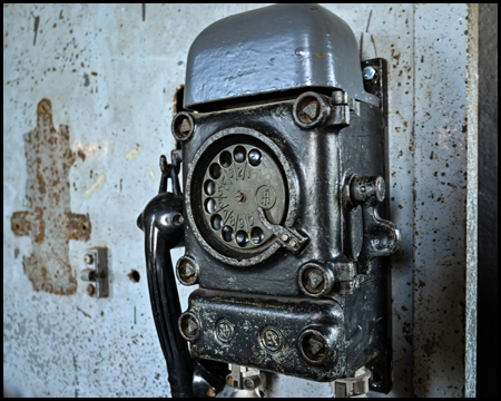 Ein altes Telefon an der Wand