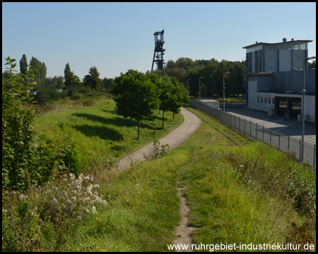 Blick vom Hügel zurück zum Fördergerüst Schacht IV