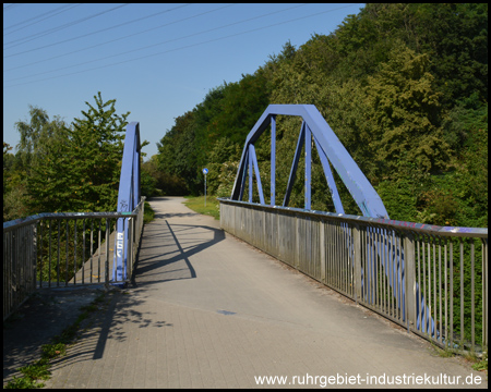 Brücke über eine weitere alte Bahntrasse...