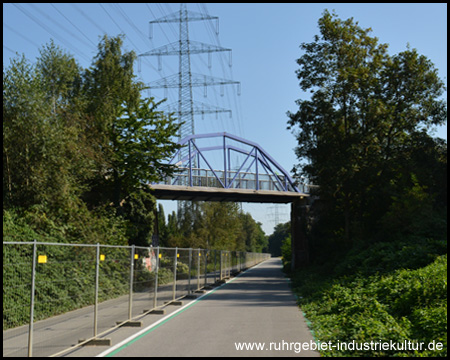 Alte Bahntrasse, auf der heute der Radschnellweg RS1 verläuft: Blick von unten