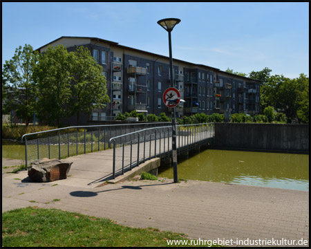 Wasserbassin und Wohnbebauung auf altem Zechengelände 