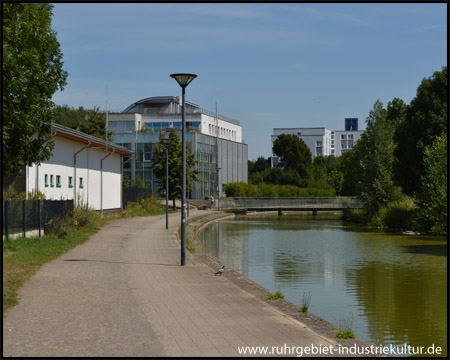 Wasserbecken zwischen Wohn- und Gewerbegebiet