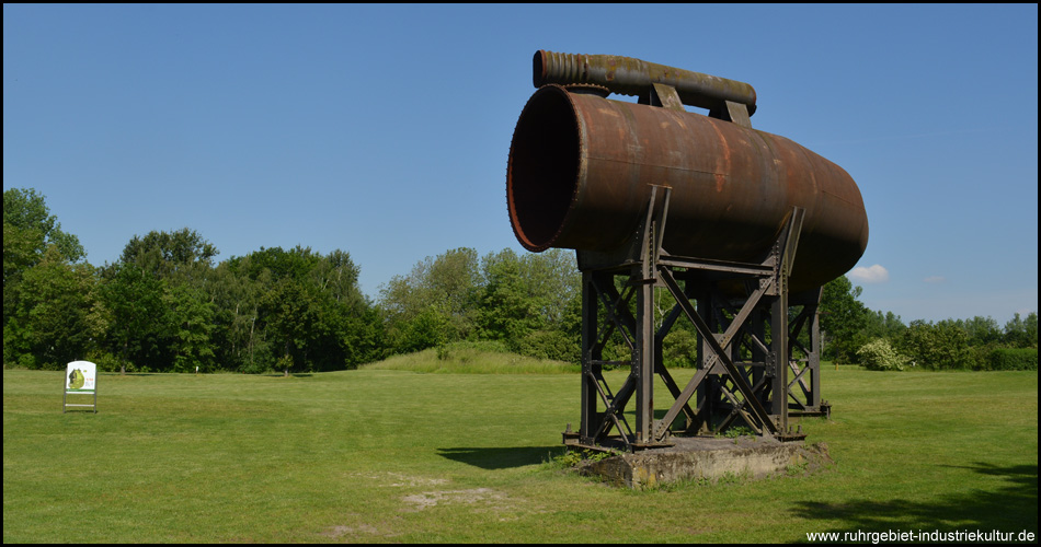 Gebogenes Stahlrohr am Rande des Platzes als eines der wenigen Erinnerungsstücke an das alte Bergwerk und die Kokerei