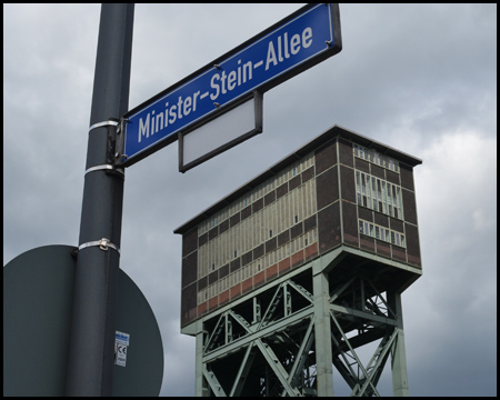 Straßenschild vor dem Förderturm