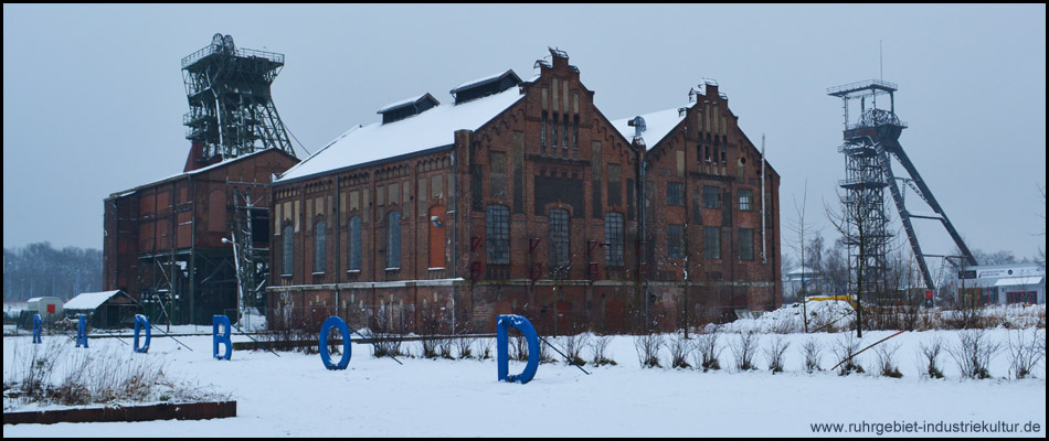 Die blauen RADBOD-Buchstaben im Schnee