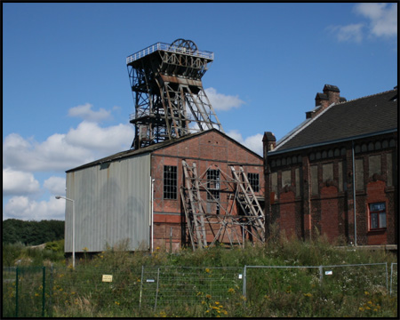 Schacht I samt Schacht- und Maschinenhaus (vor der Sanierung)