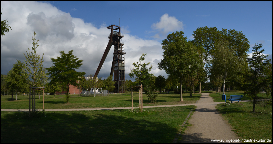 Stadtteilpark Hochlarmark mit dem Fördergerüst und der Maschinenhalle der Zeche Recklinghausen