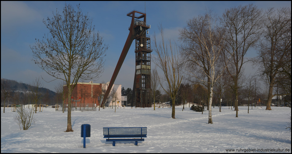 Fördergerüst über dem Schacht IV inmitten des verschneiten Stadtteilparks Hochlarmark