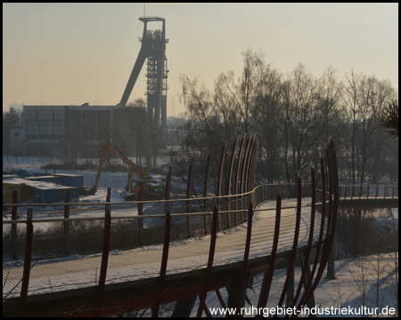 Blick von der Drachenbrücke auf das alte Zechengelände