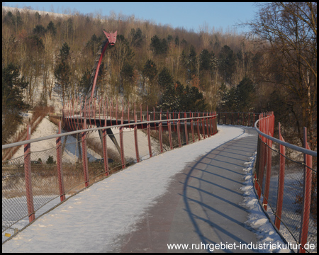 Drachenbrücke zur Halde Hoheward mit vereister Fahrbahn