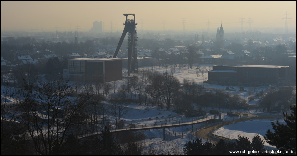 Aussicht von der Halde Hoheward auf die Drachenbrücke (Vordergrund) und den Stadtteilpark Hochlarmark