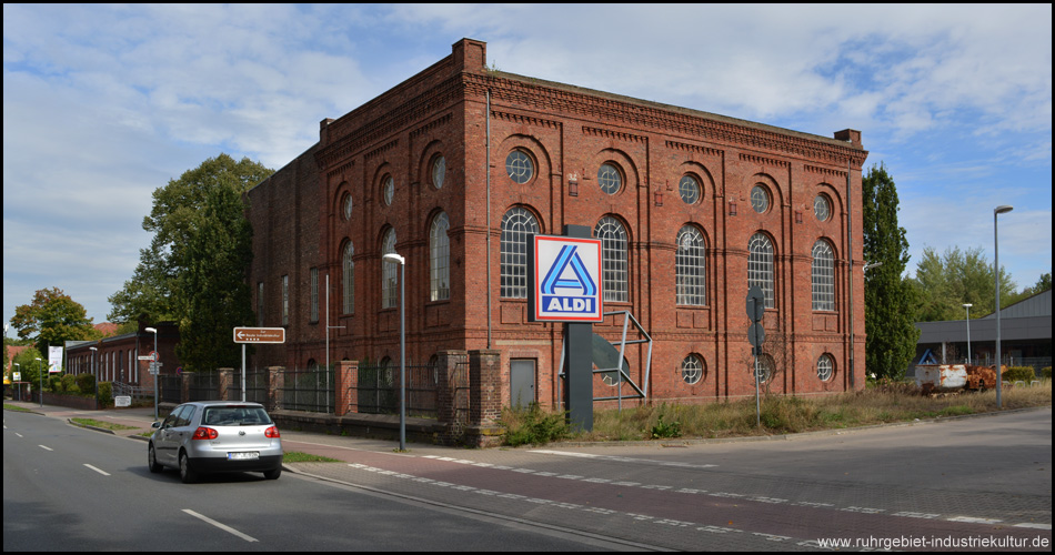 Maschinenhalle Schacht V der Zeche Schlägel und Eisen im Ortsteil Scherlebeck (Ansicht von der Scherlebecker Straße)