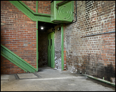 Eine gemauerte Halle mit einer Aufzugstür