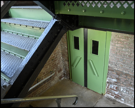 Aufzugstüren in einem Treppenhaus