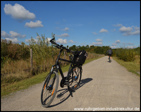 Ehemalige HOAG-Trasse als Radweg übers Zechengelände