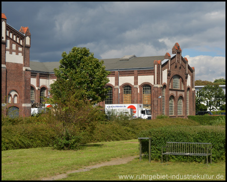 Parkanlage vor der Zeche: Links Maschinenhalle III / IV