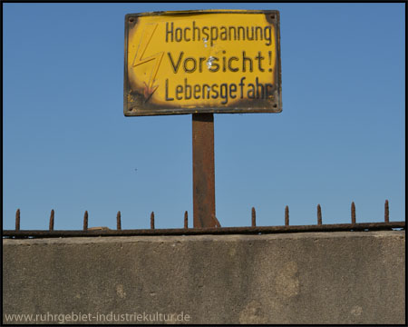 Schild auf der Zechenmauer