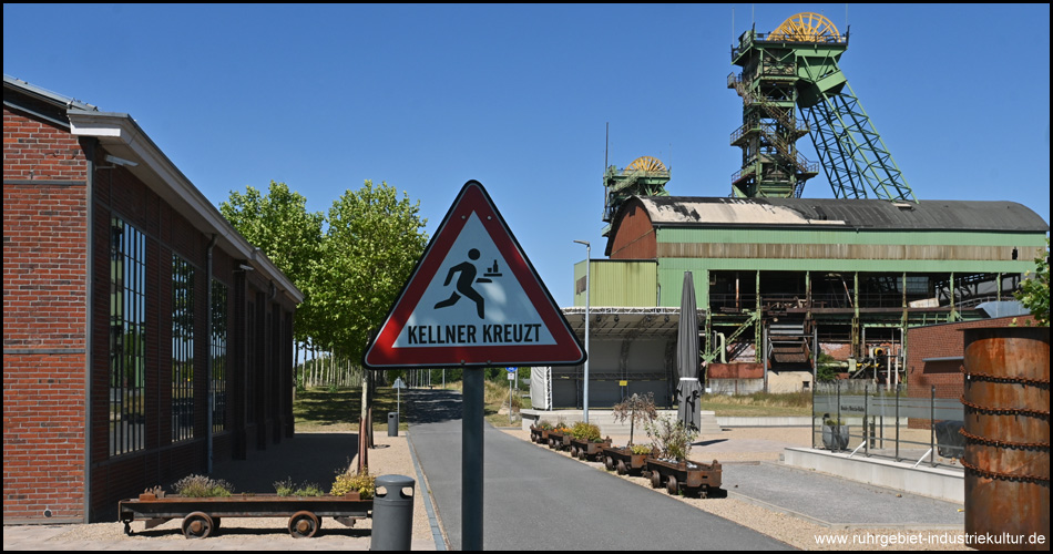 Kellner kreuzen: Biergarten und Gastronomie im Zechenpark Westfalen in Ahlen