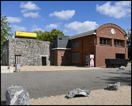 Pförtnerhaus und Lore als Denkmal