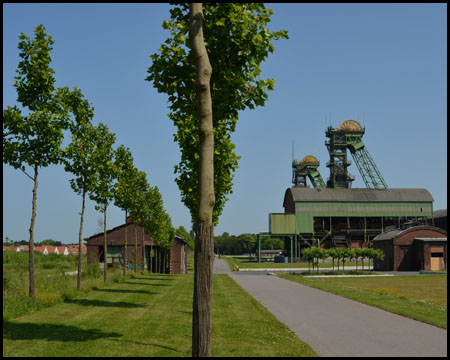 Promenade auf alter Zechenbahn mit Lokschuppen