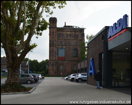 Der Malakowturm hinter dem Supermarkt in Dortmund