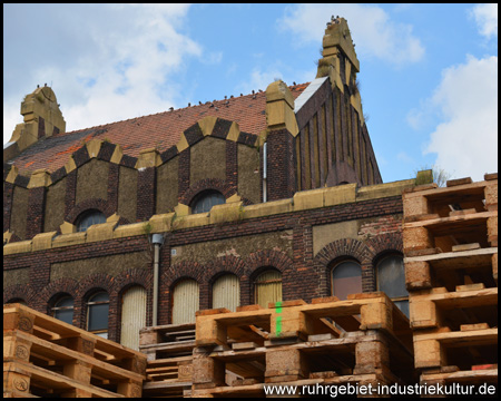 Europaletten stapeln sich vor der Halle