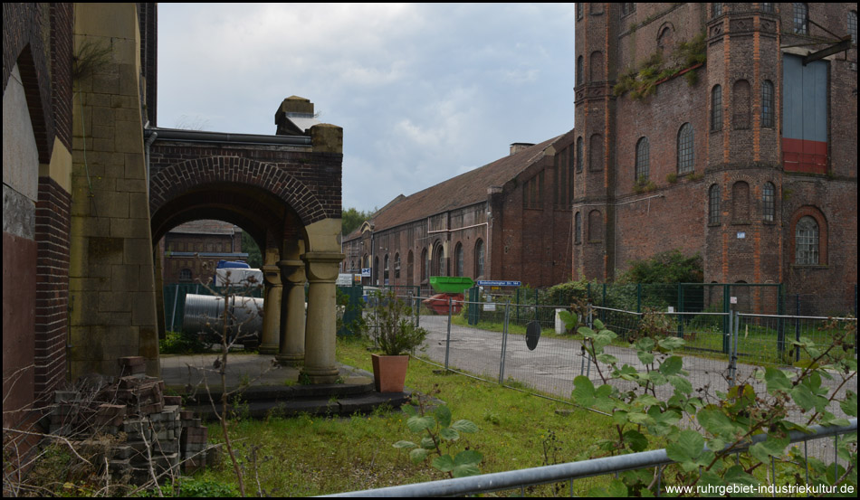 Altes Eingangsportal, Malakowturm und andere Hallen, die erhalten geblieben sind