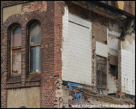 Lohnhalle an der offenen Seite der abgerissenen Waschkaue