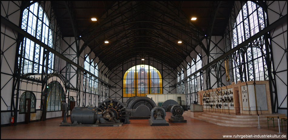 Die filigrane Maschinenhalle in ganzer Schönheit – links das Jugendstil-Portal, rechts die Steuerungseinheiten an der Marmorwand Durch das Fenster hinten ist die Alte Verwaltung erkennbar 