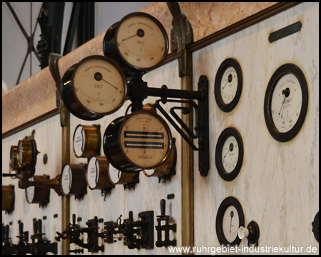 Detailansicht der Schalttafel aus Marmor mit Anzeigegeräten