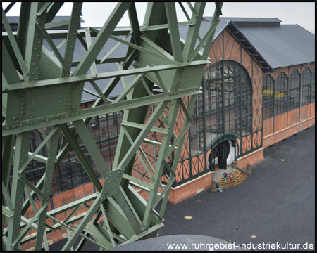 Blick vom Förderturm auf den Eingang zur Maschinenhalle