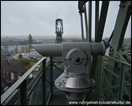 Fernglas im Nebel