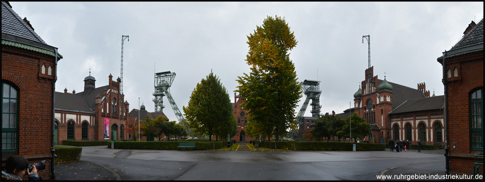 Blick vom Eingangstor auf die Lohnhalle (rechts) und die von den Fördertürmen flankierte Alte Verwaltung in Bildmitte