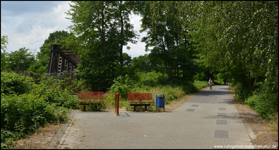 Auf der anderen Seite des Gleisdreiecks befindet sich noch eine Stahlfachwerkbrücke (Blick zurück zum Abzweig "Allee des Wandels")