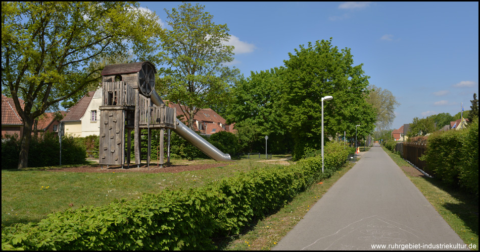 Kinderspielplatz mit "Förderturm" unmittelbar an der Bahntrasse, die heute ein Radweg ist