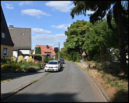 Wohnstraße neben einer ehemaligen Eisenbahnstrecke