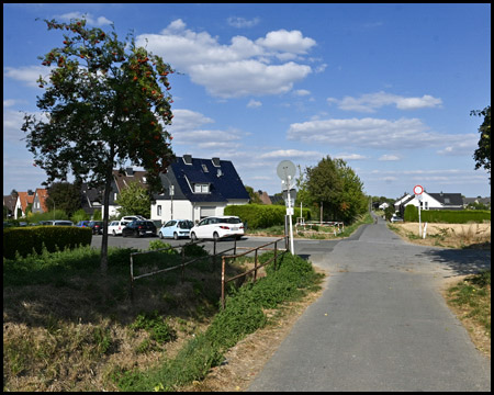 Radweg in einer Siedlung