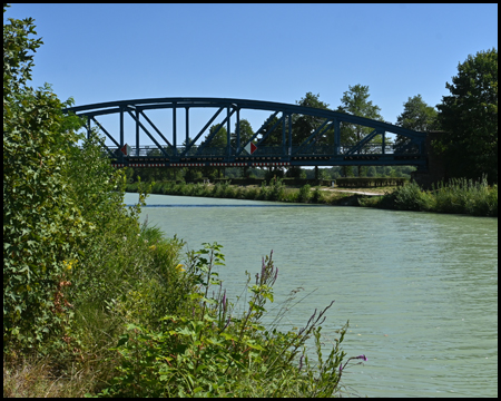 Eisenbahnbrücke über den Kanal