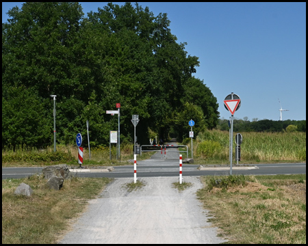 Straßenkreuzung mit Radweg