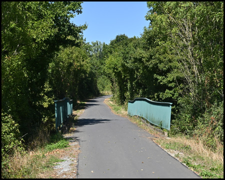 Radweg mit Brücke