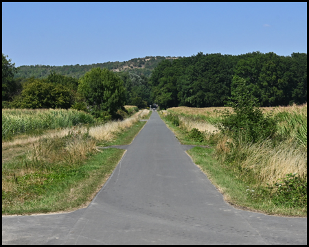 Radweg mit langer gerader Strecke