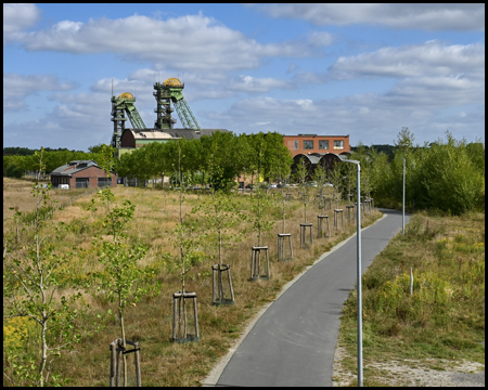 Ein Radweg führt auf eine Zeche zu 