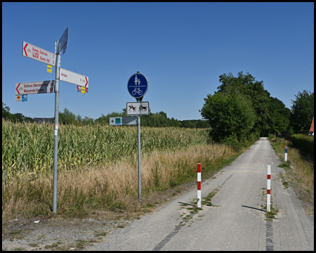 Radweg mit Beschilderung