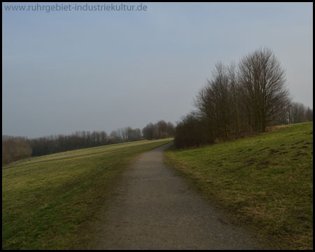 Wege am Hang der Zentraldeponie Bergkamen