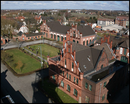 Blick vom Förderturm auf Verwaltung, Pferdestall und Eingang